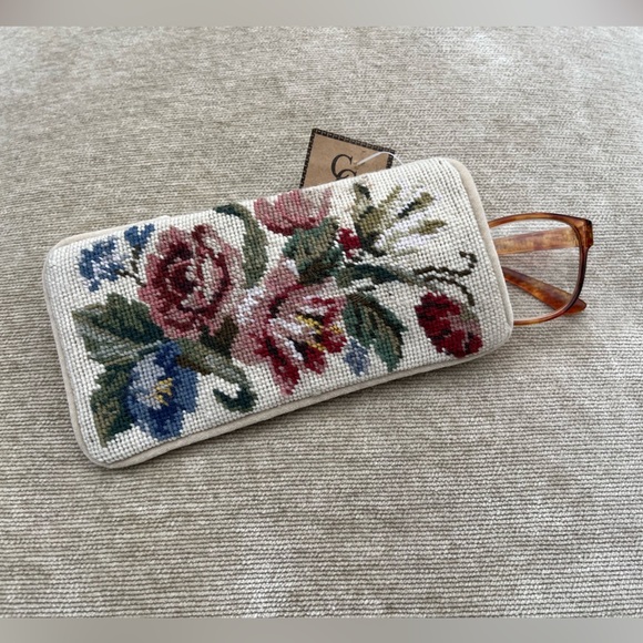 Union Trading Company Accessories - Glasses Case Needlepoint Velvet Back  Floral Roses Hand Crafted • New Old Stock